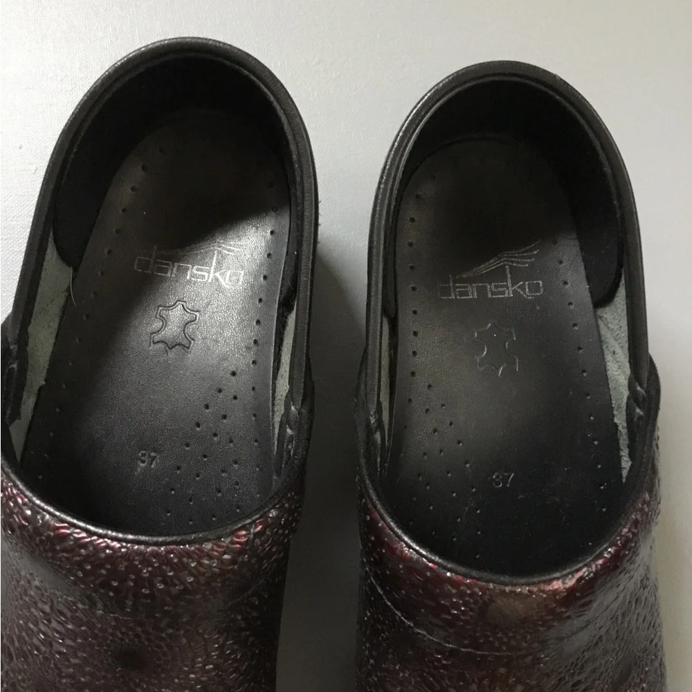 Dansko Medallion Burgundy Clogs Shoes - Picture 4 of 7